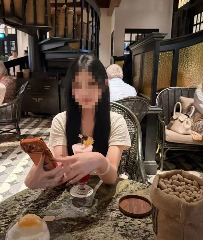 这可真是好奇心害死人。
说是广东的一名大一新生，19岁的女孩。被人邀请去泰国参加