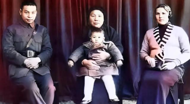 1939年，在中国某处的一栋楼里，一个金发碧眼的女人突然脱光了衣服，从楼上跑到楼