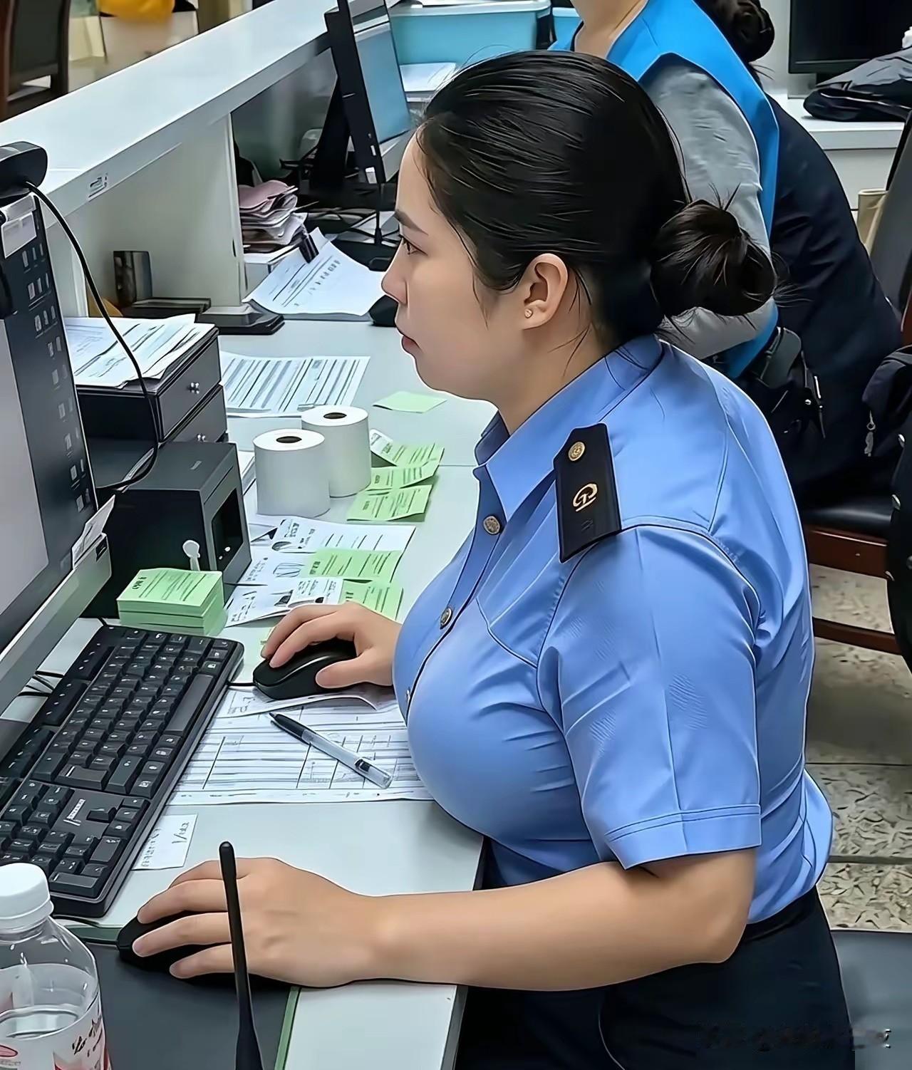 铁路窗口背后：她们在平凡岗位上的不平凡坚守，守护千万人的出行安全！

在火车站熙