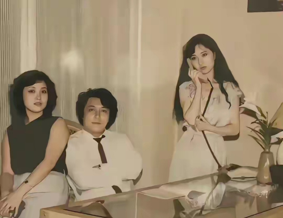 看到陈晓旭87年宴会上的照片才知道林黛玉妆造完全限制了她的美貌 