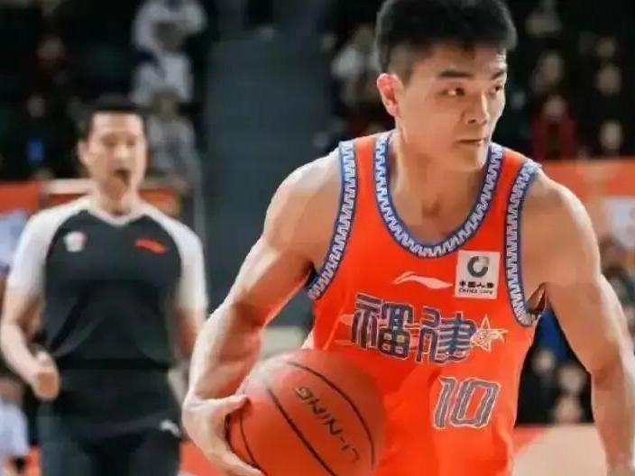 CBA最新消息：据知名篮球自媒体人球圈赵探长谈到福建男篮球员黎伊扬：本赛季的三分
