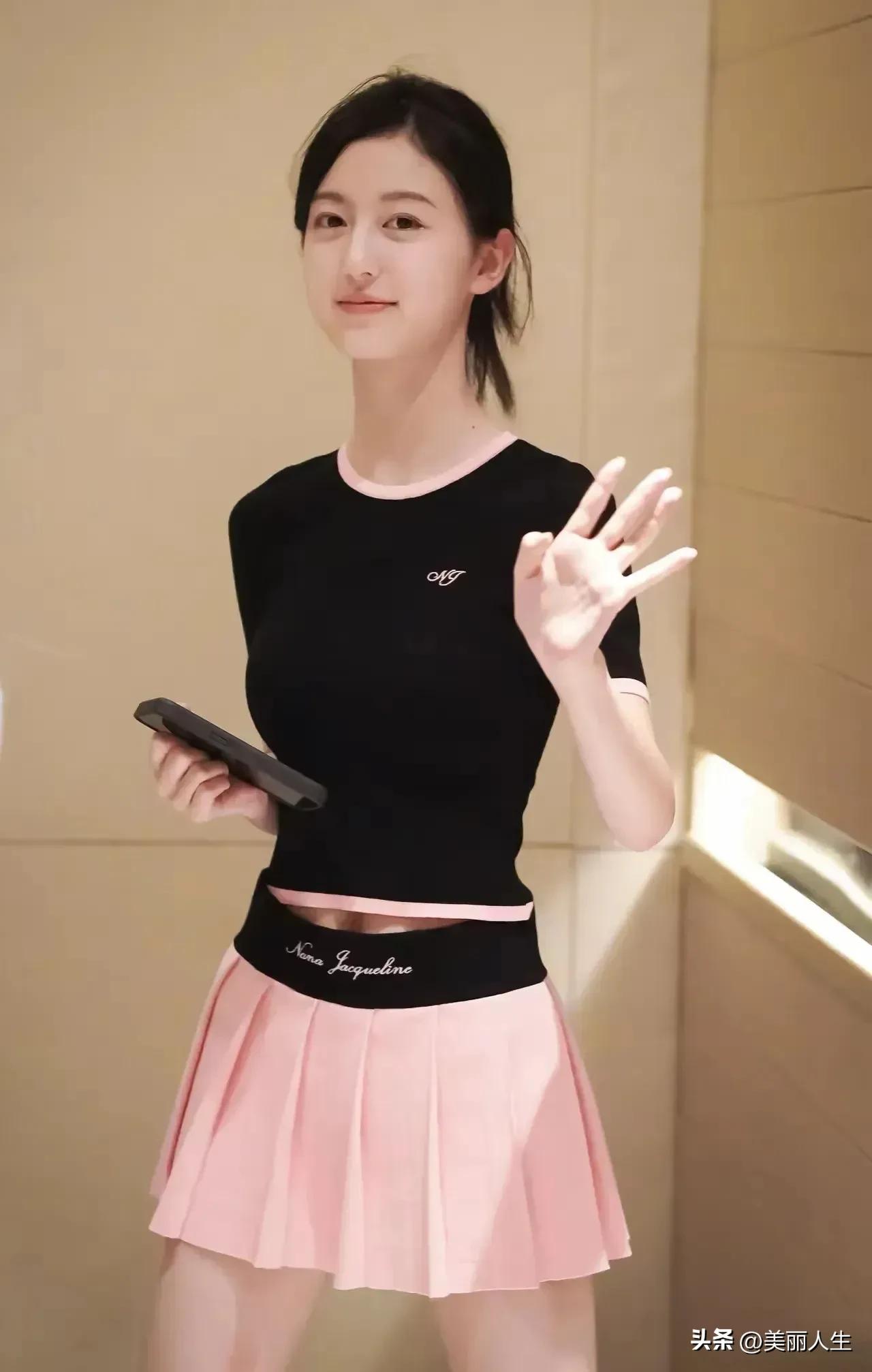 一段关系中，最好的状态应该是给予他人七分热度，又留下三分余地，彼此尊重又各自精彩