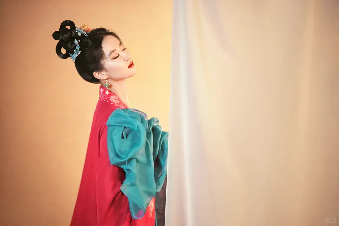 红配绿竟可以如此好看？什么搭配禁忌，在神仙姐姐神颜面前，根本不存在！