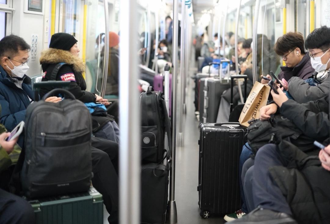 《年味儿变了？有人说传统仪式在淡去，可这些细节藏着新传承》

春节传统仪式感会消