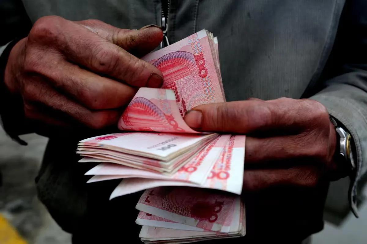 浙江金华，一男子被老板欠薪1.5万元。男子多次讨要，可老板总说下个月结，但就是不
