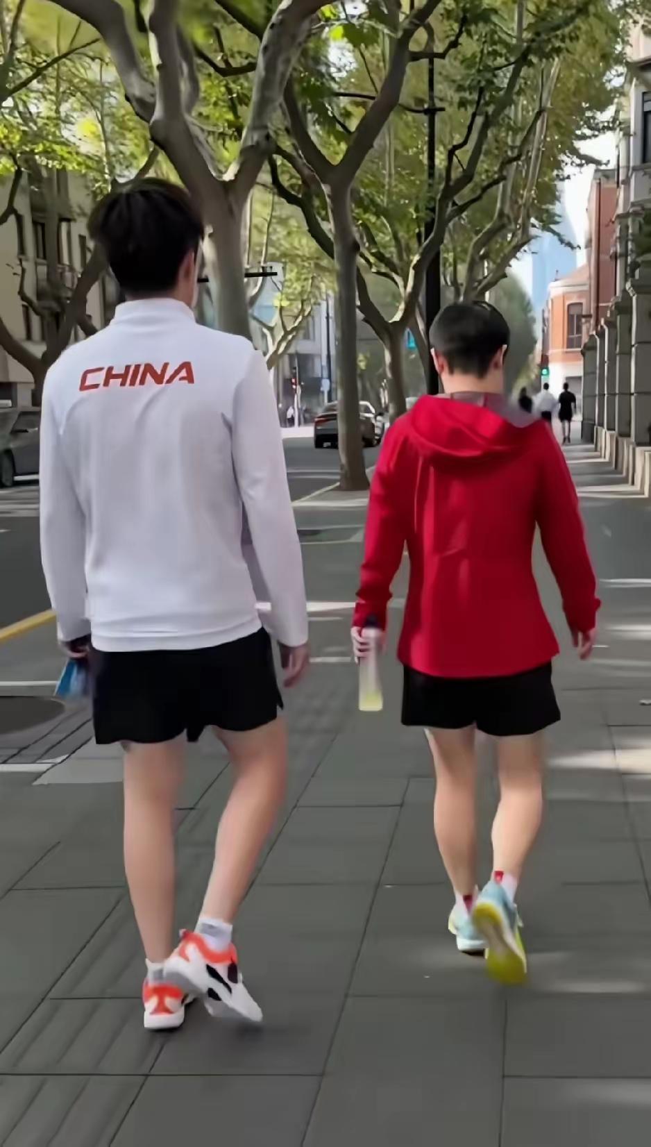 街头这一幕直接戳中人心，美景再动人，也不及并肩同行的两人半分出彩。结束训练后的两