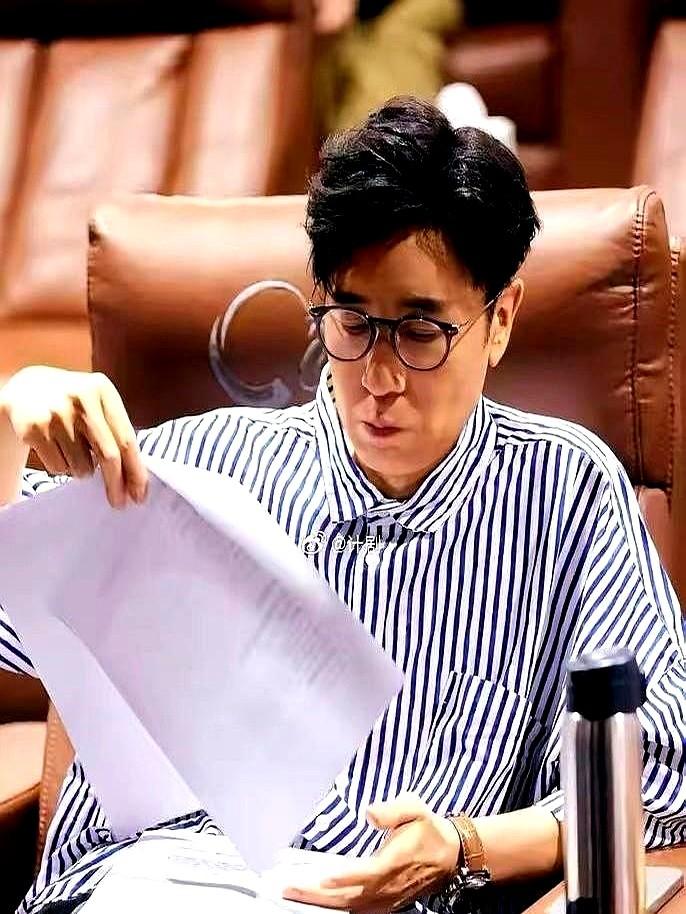 “一个人打四份工，居然没被骂卷王？”——于和伟把这句调侃活成了日常。

《沉默的