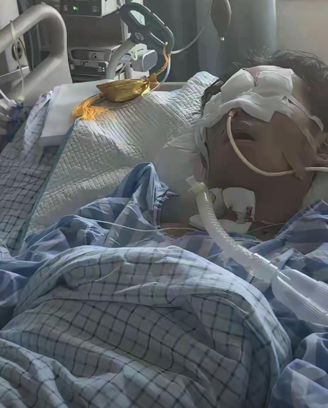 我开始有点理解陈佳铭的父母了。

当上海来的脑科专家，在无偿会诊近两小时后，对着