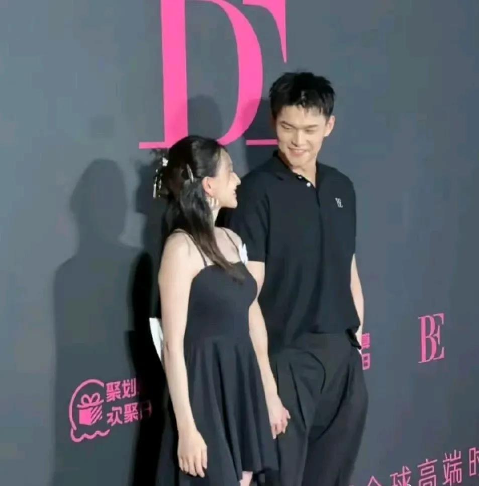 孙杨和张豆豆真是一对恩爱夫妻。公共场合手牵着手，互相看向对方的眼神满满的都是爱！
