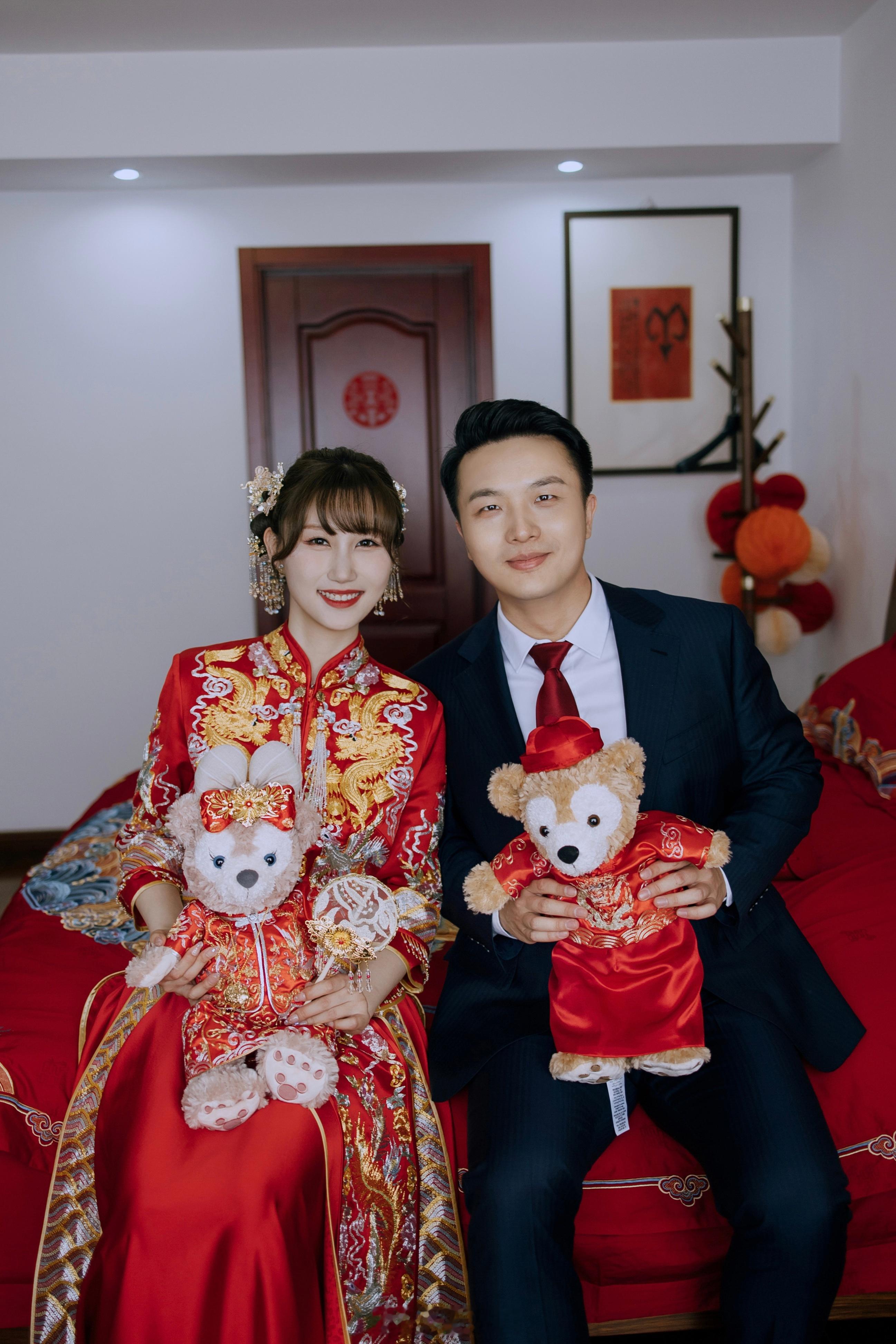 婚礼一周年💒 太快了！！！今年还多了只可爱的小熊🐻重温当天的照片和视频现在想