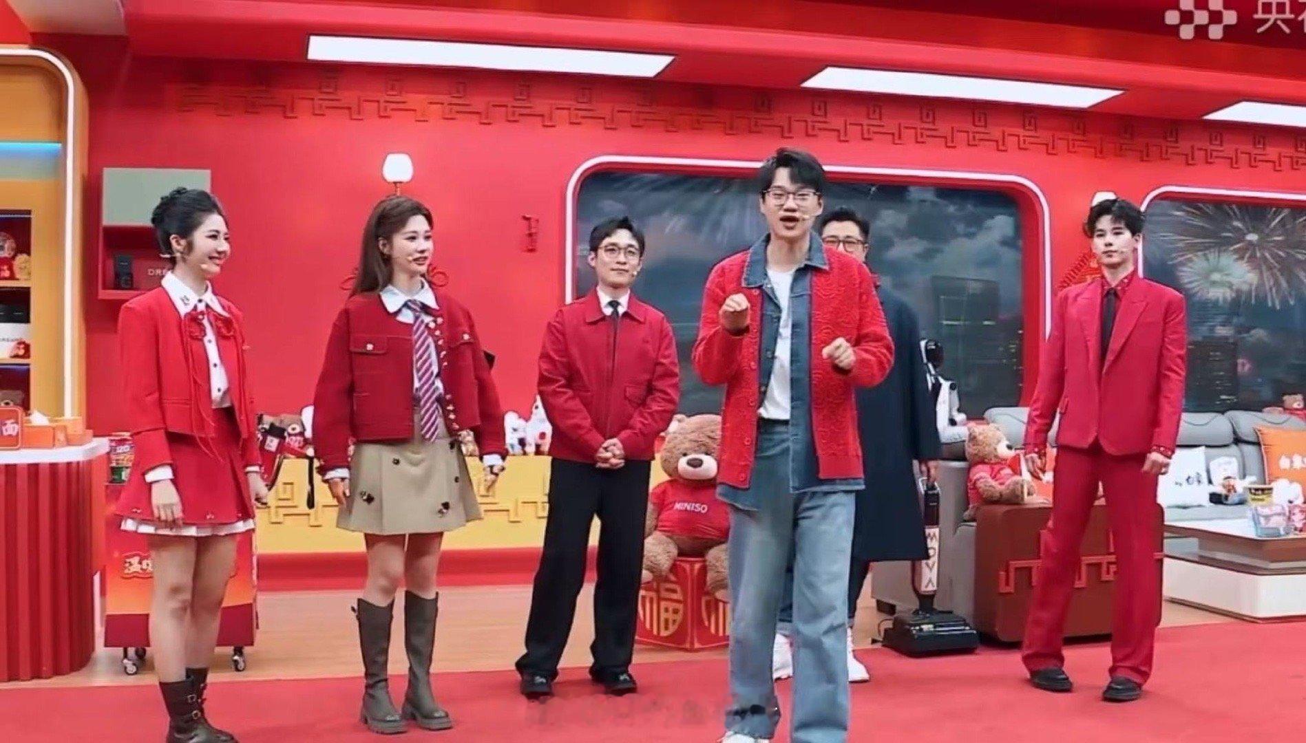 胡先煦说李飞太有活了 李飞这波操作笑翻全场！带着胡先煦他们跳《我叫李飞》，气氛嗨