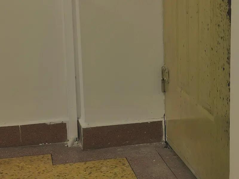 为啥公共厕所的门下都要空一截 为何公共厕所的门下都要空出一截呢？公共厕所门下留一