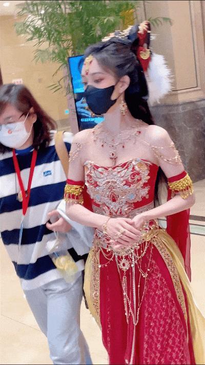 最新“萌探2024”片场路透，孟子义一身红衣九尾狐造型扮演妲己，如果我是纣王，我