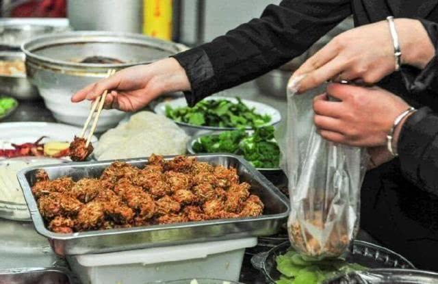 用餐后将剩余的菜打包丢人吗? 用餐后将剩余的菜打包一点都不丢人。以前我跟同事吃饭