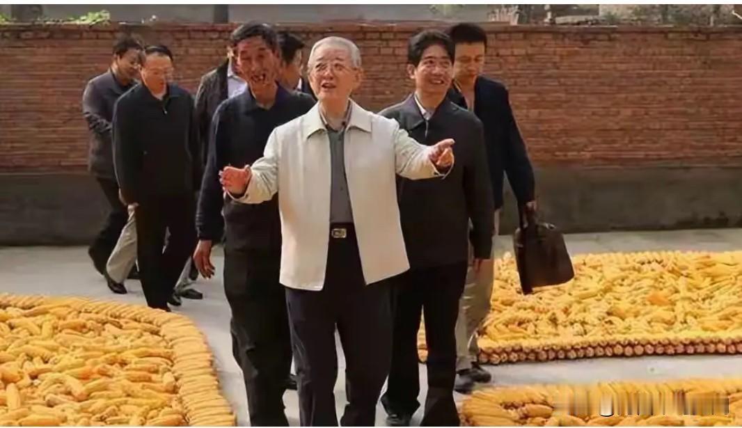 他担任总政治部主任，任期长达十年，是建国后任职时间最长的总政治部主任。
他早年参