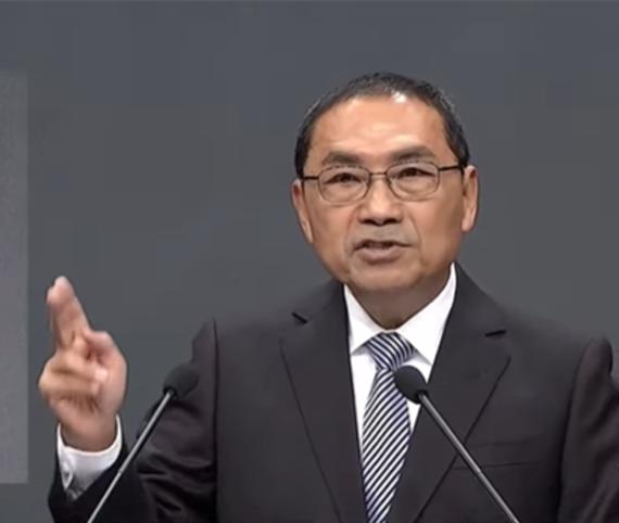 侯友宜今天在第二场政见会上再呛赖清德“台独”主张是“两岸跨不去的万重山”。他并轰