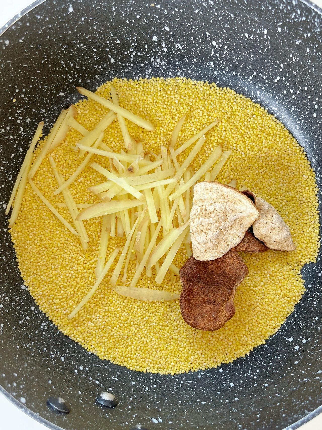 老中yi 教‼️三伏天前多喝这个姜丝小米茶；冬吃萝卜夏吃姜
夏天虽然很热，但是暴