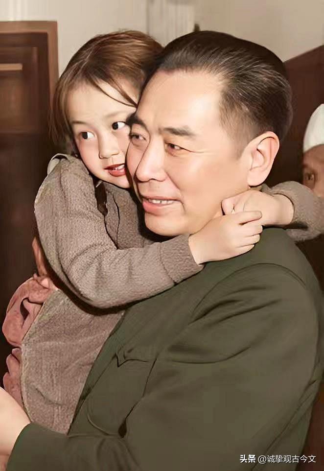 历史时光
一张老照片，周总理怀中抱着的这位小女孩是谁？她就是陈毅元帅的女儿陈珊珊
