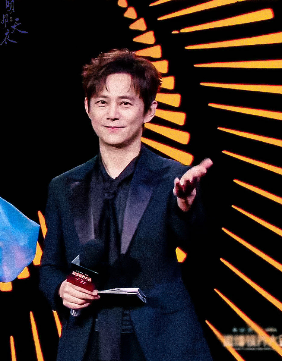 何老师准备再干个三四十年何老师要再主持三四十年，这消息太赞啦！他可是青春的“常驻