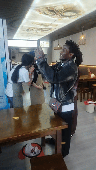 一名黑人男子来到一家经营云南过桥米线的餐厅吃饭。
店里的几个服务员小妹看到黑人男