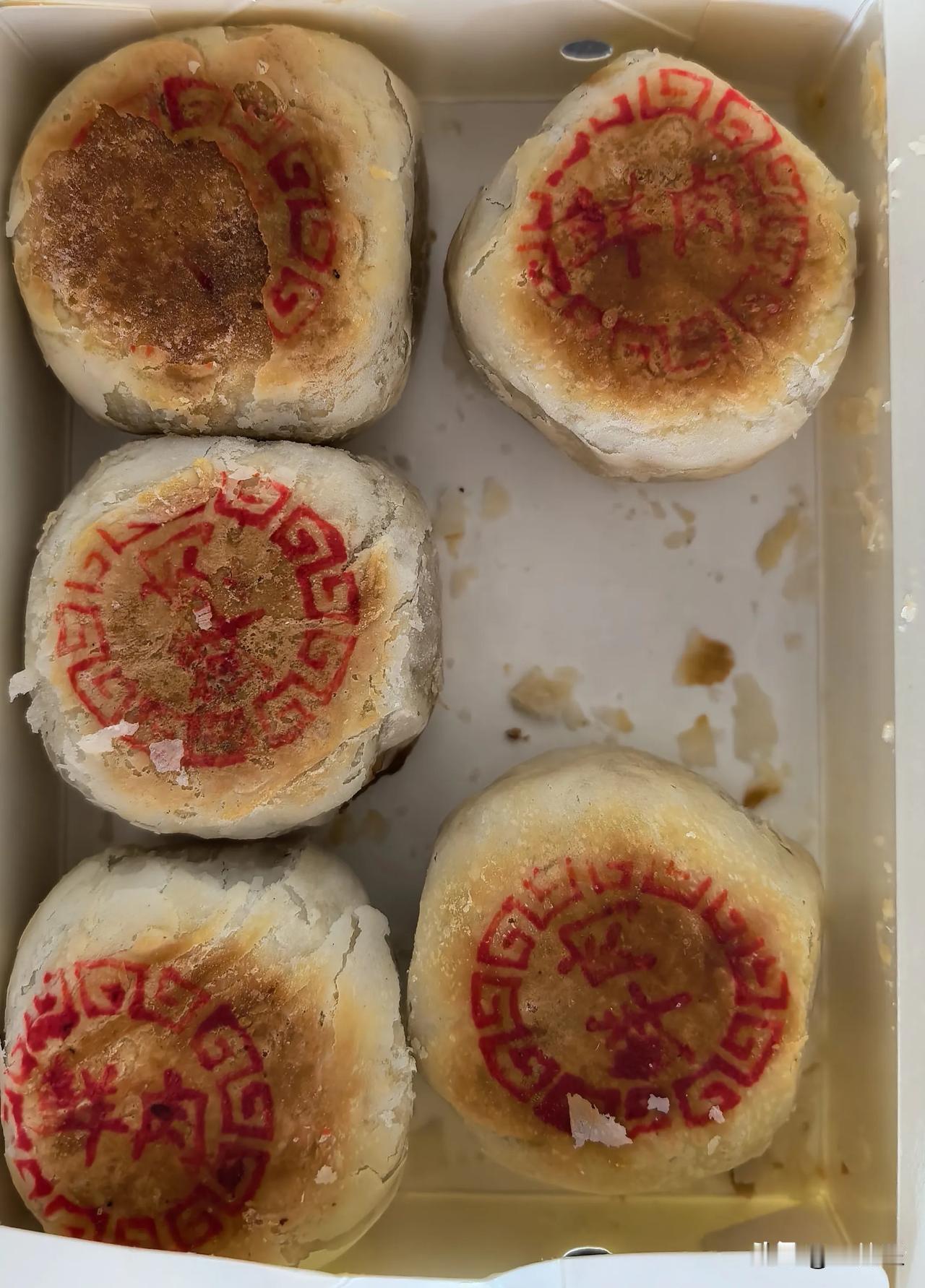 （原创）古镇·肉月饼
九点半左右，邻居又给送来了说是给干活工人点饥的苏式鲜肉月饼