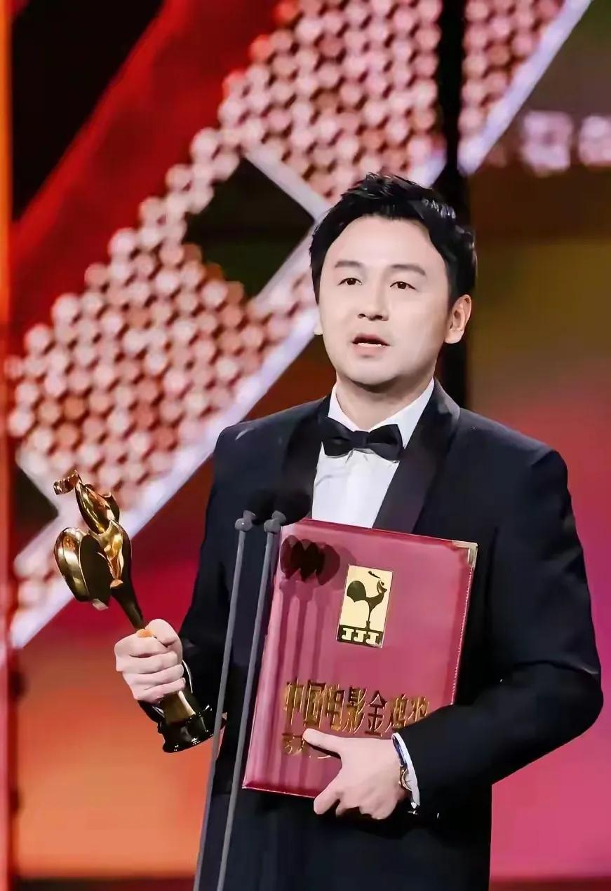这个憨憨的帅小伙，今年象开了挂似的，电视这边的视帝奖已经拿了个遍，飞天奖，金鹰奖