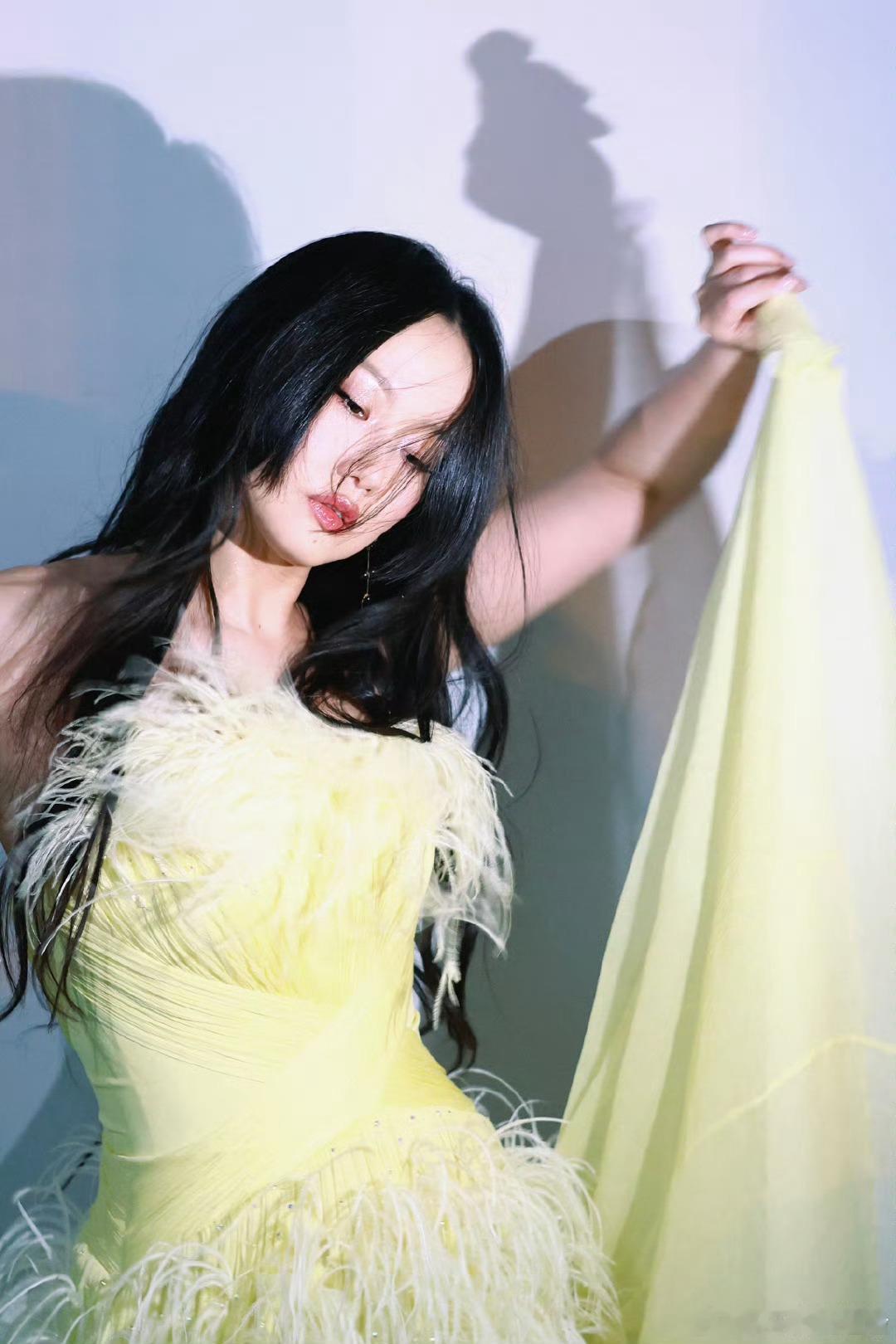 何炅说黄龄杀疯了 黄龄的声音真是为情歌而生的。技巧和情感平衡得恰到好处，没有过分