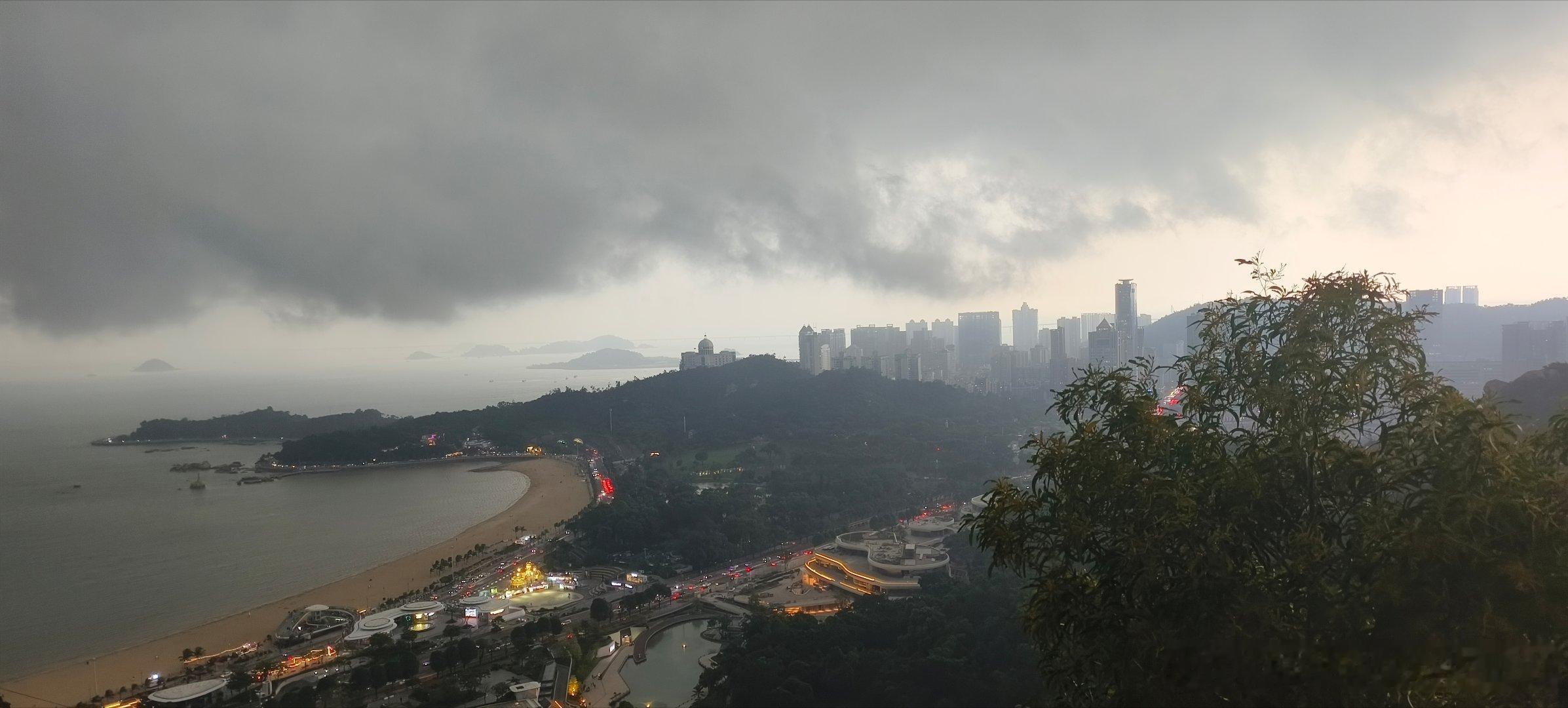 刚上去就下雨了，真的是阴晴不定，闪电雷鸣啊😦。  ​​​