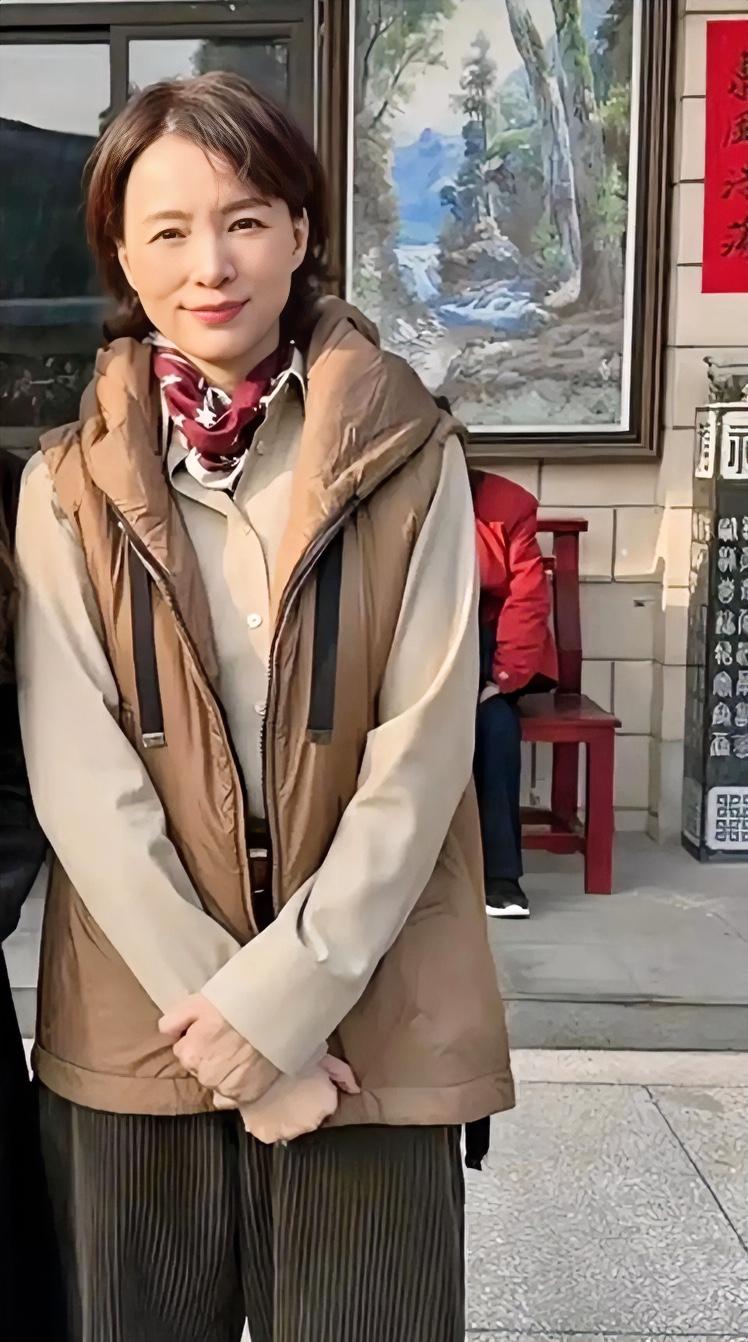 2026春晚热度未消，53岁董卿低调回江苏老家聚餐火了。她素颜出镜、穿着朴素，温