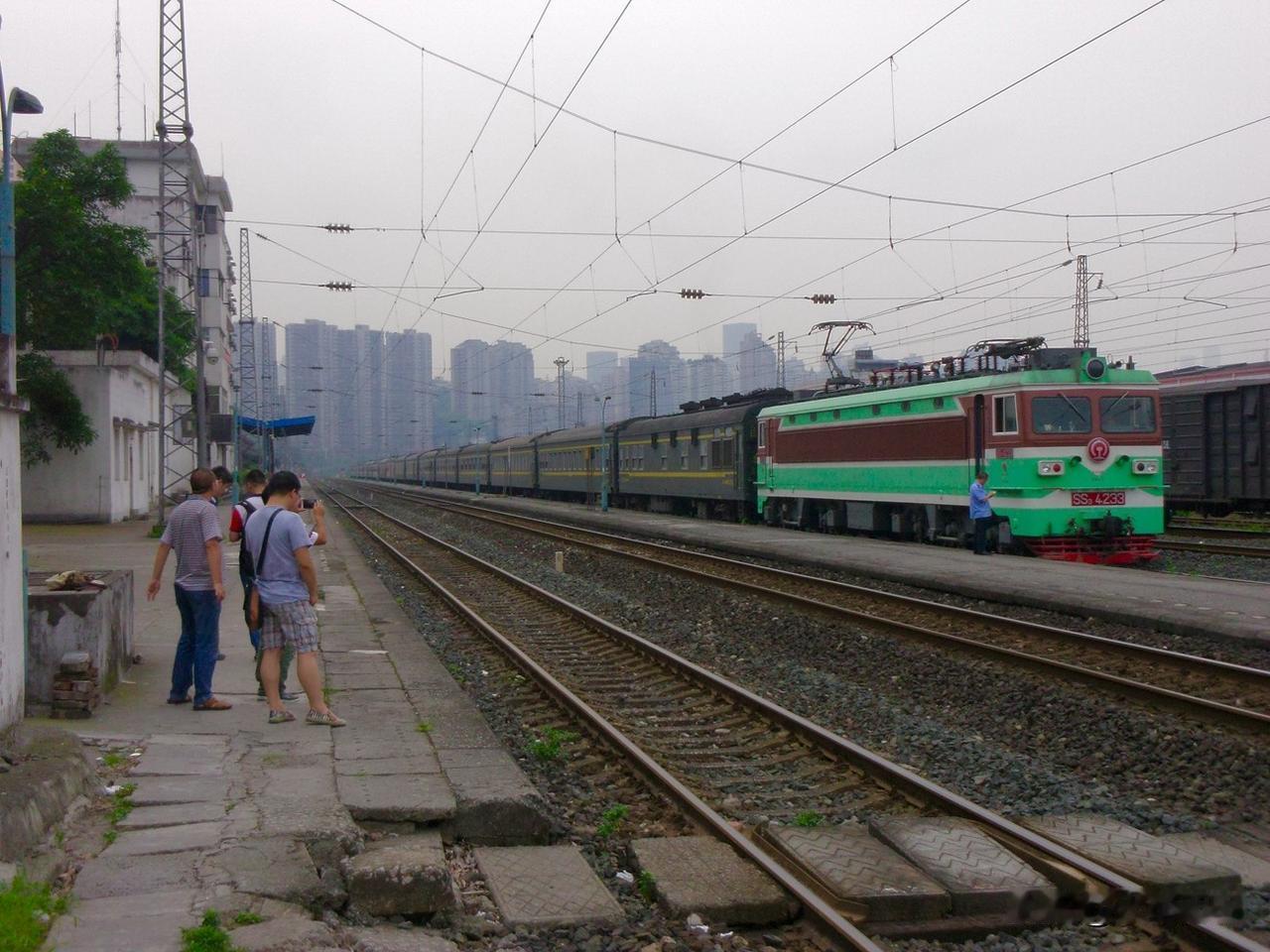 2017年在重庆南站拍到一趟乌鲁木齐南到茂名西的旅游列车在这里临时停车，准备会让