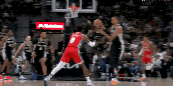 乔治这个防守有点过了！只是为了一个快攻，2分，直接把人摔倒在地。有人说这是战术犯