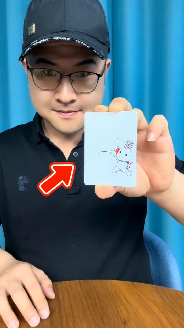 隔壁阿姨给小王介绍了对象，说他单位的小张长得很漂亮，于是他换上西装，皮鞋擦锃亮，