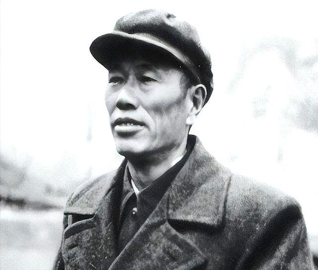 1974年，彭老总快不行了，留下个南斯拉夫总统送的金烟盒，点名要给邓华。
彭德怀