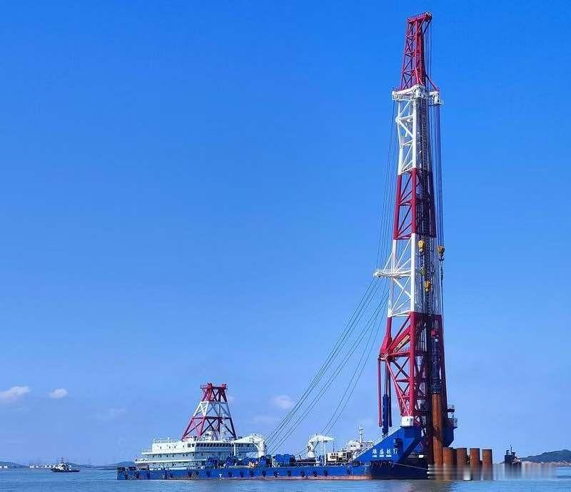国内建筑桩机，堪称实打实的重器！此前去工地参观，瞧见那高耸的桩机，我登时被深深震