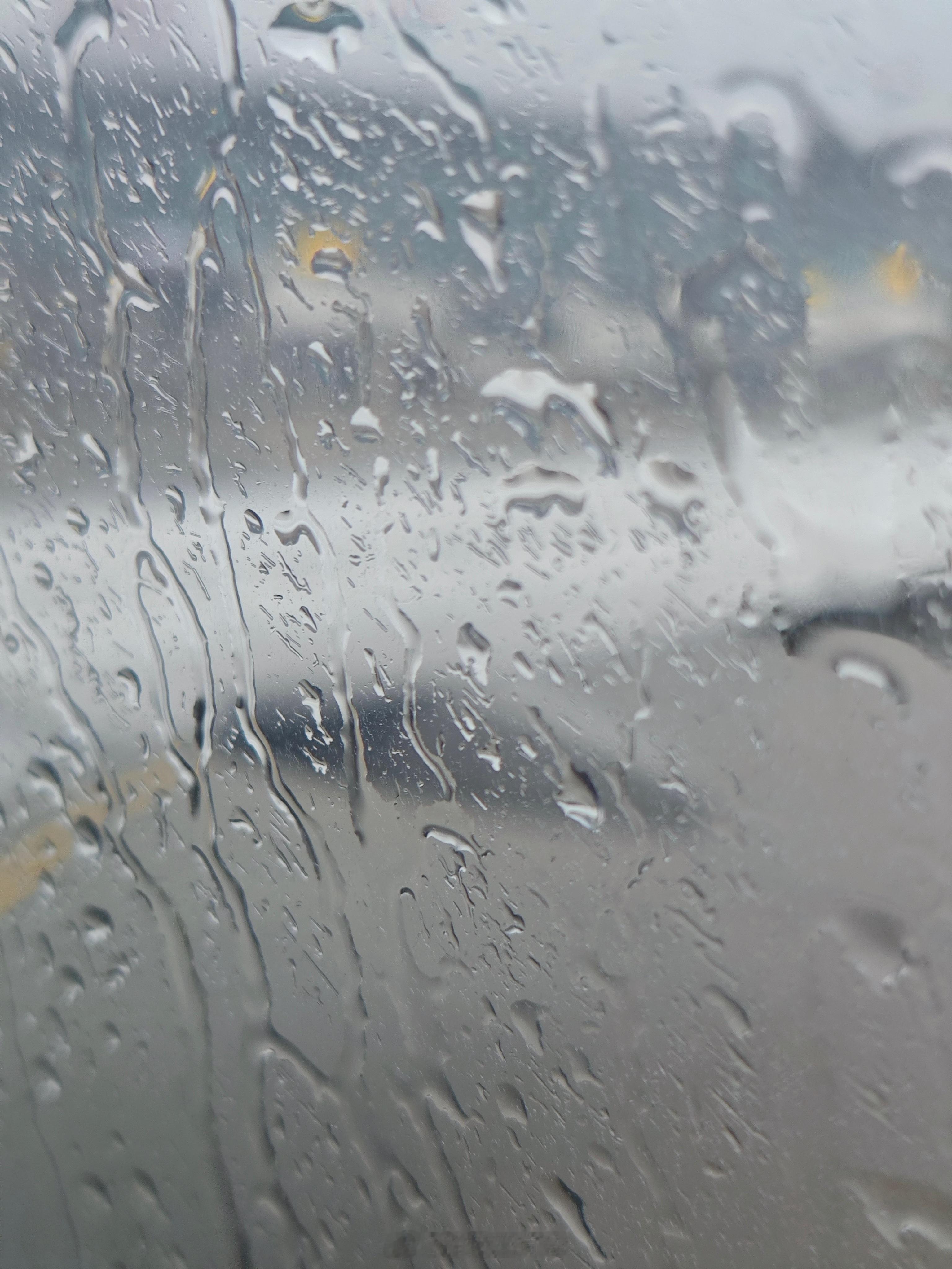 刚落地南通，上空云层特别厚，伴随着雨水，一落地发现是暴雨，再一想是#台风康妮#来