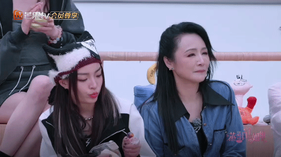 VaVa沉浸式解压 VaVa完全进入了解压神器的魔力世界，玩到浑然忘我，刘烨在旁