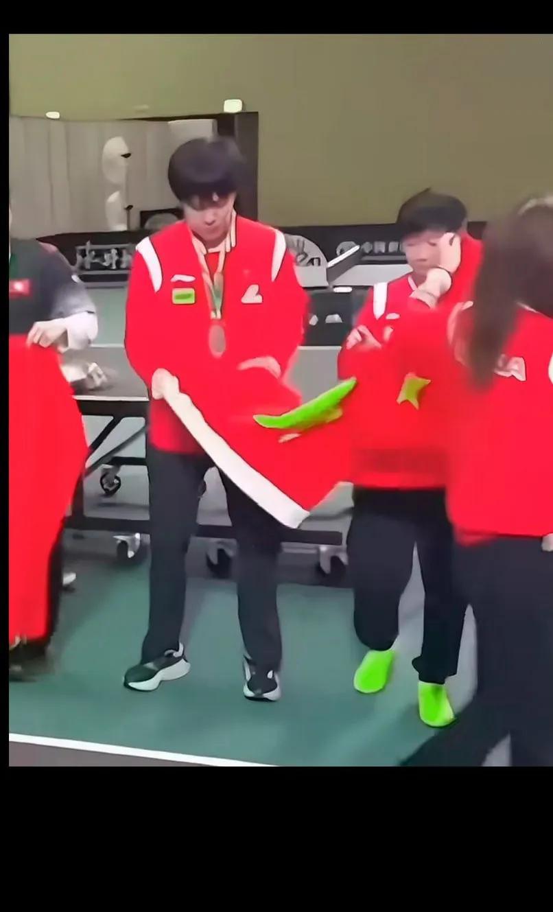 😀没有莎莎帮忙，应该可以快一点 
她哥都不敢笑，看石头笑的。
这就是那句话怎么