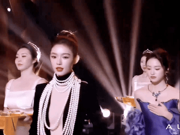 林允，沈月，王玉雯没一个瞅着镜头的，就张予曦离着老远就对着镜头抛媚眼，这小眼神和