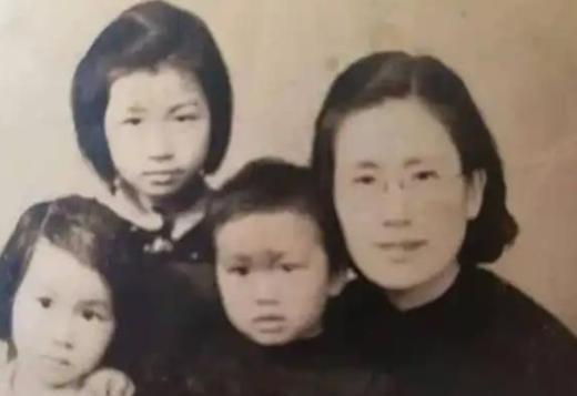 1942年，著名女作家沉樱正怀3胎时，得知丈夫把全部家当了3万块，拿去给戏子赎身