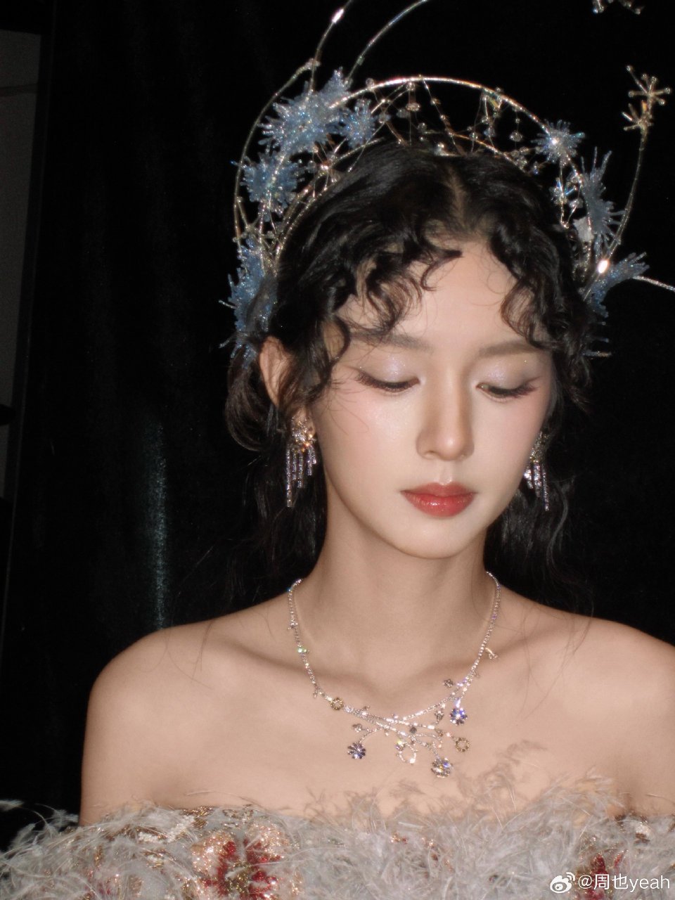 微博之夜，周也美的像花仙子！ 