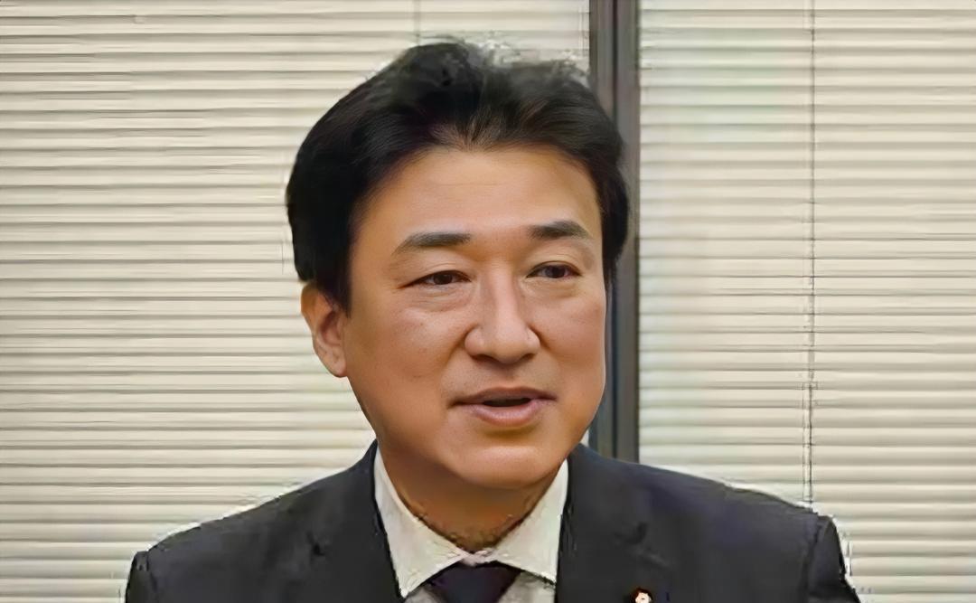 就在刚刚。
 
日本官房长官木原稔突然宣布了：邻国提醒公民避免赴日，人员交流收缩