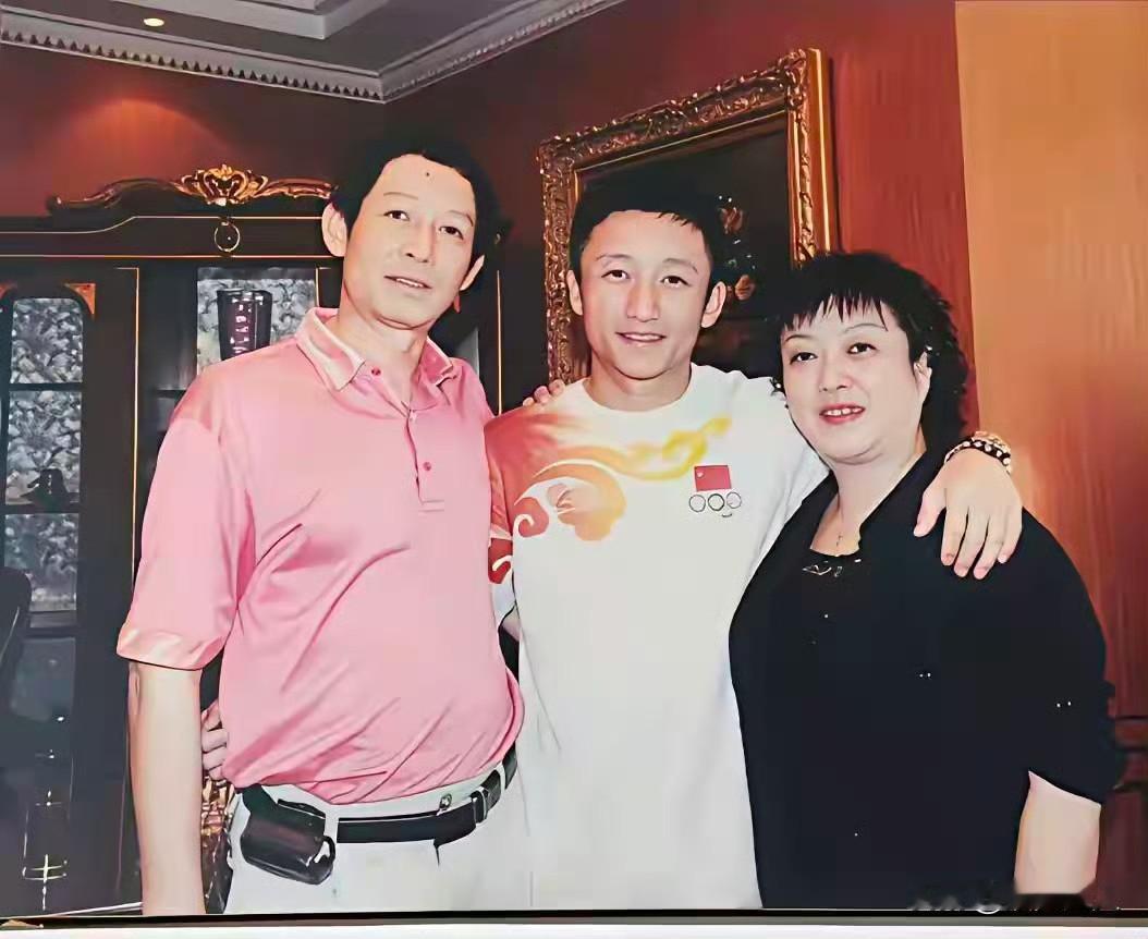 邹市明这张合影一出来，我终于明白他身高遗传谁了！

邹市明跟他爸站一块，五官简直