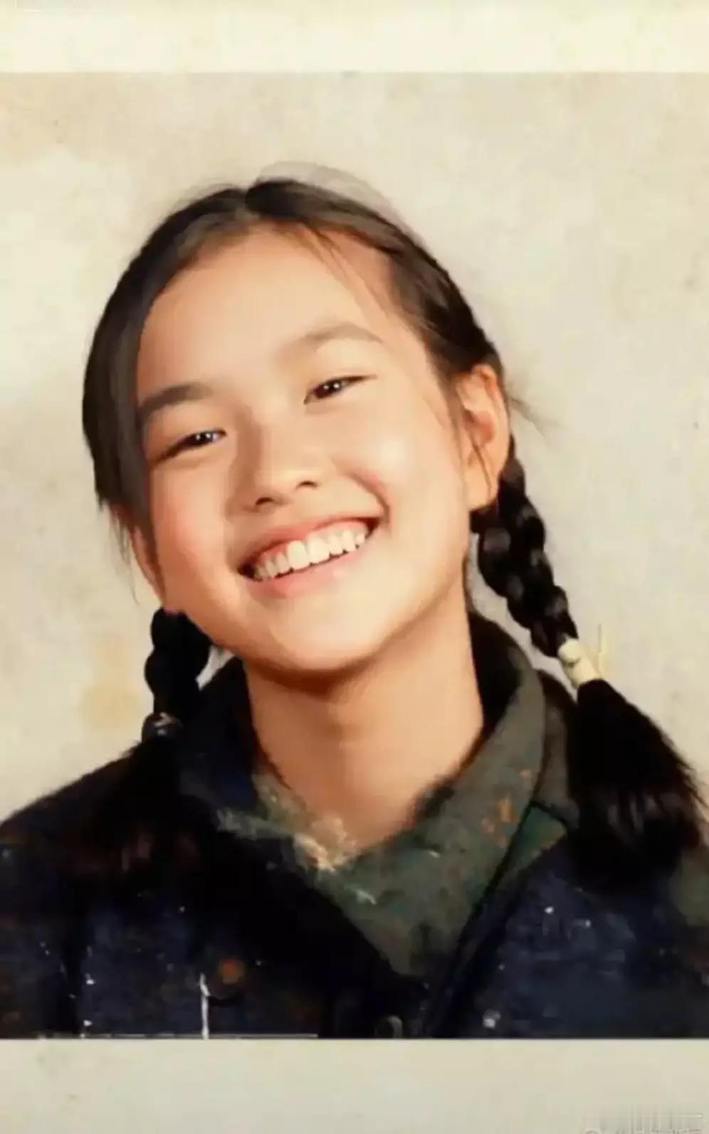 分享娱乐分享娱乐 刘晓庆晒童年照追忆青春 扎双马尾甜笑娇憨可爱 