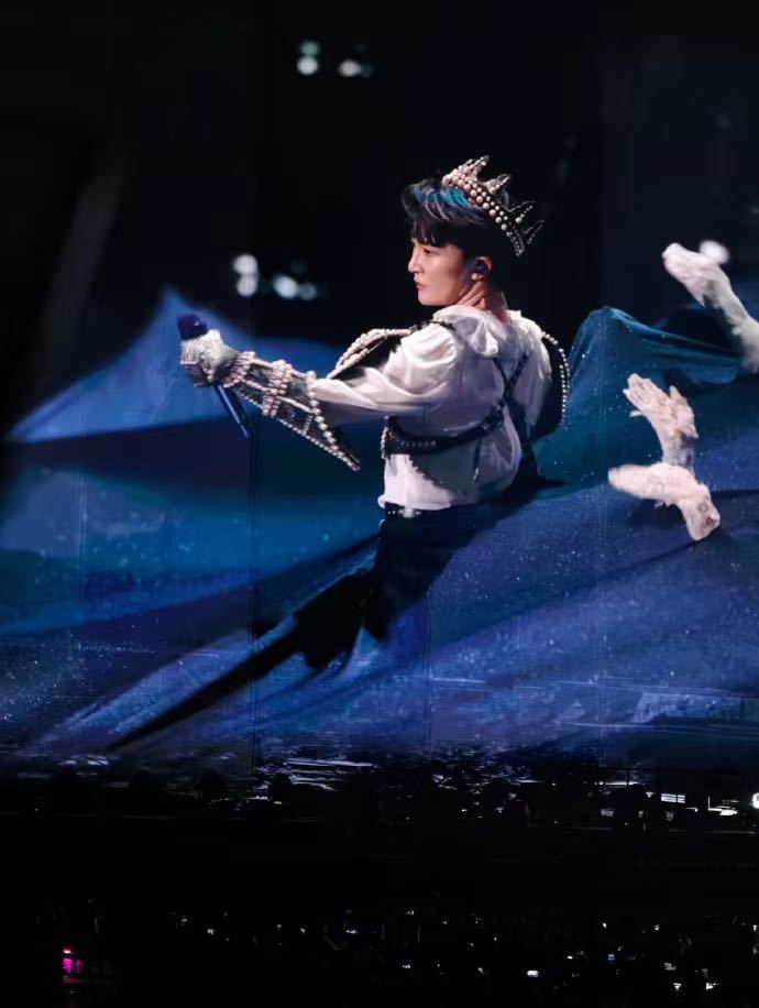 周深香港上座率 人气与实力的双重印证！香港跨年演唱会上座率惊人，场馆内座无虚席。