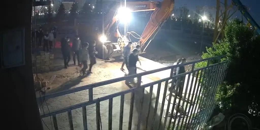 “冤不冤？”陕西，一名男子正在家中沉睡，数十名陌生人带着工具和挖掘机，把他和父母