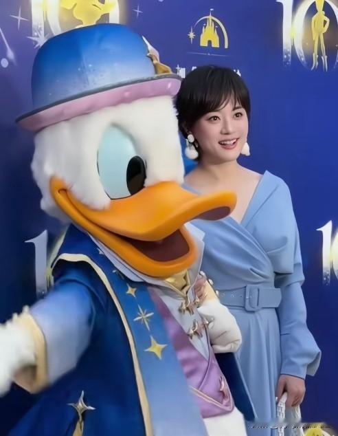 梦幻联动！孙俪雾霾蓝长裙赴迪士尼十周年，牵手唐老鸭甜度拉满。
孙俪亮相上海迪士尼