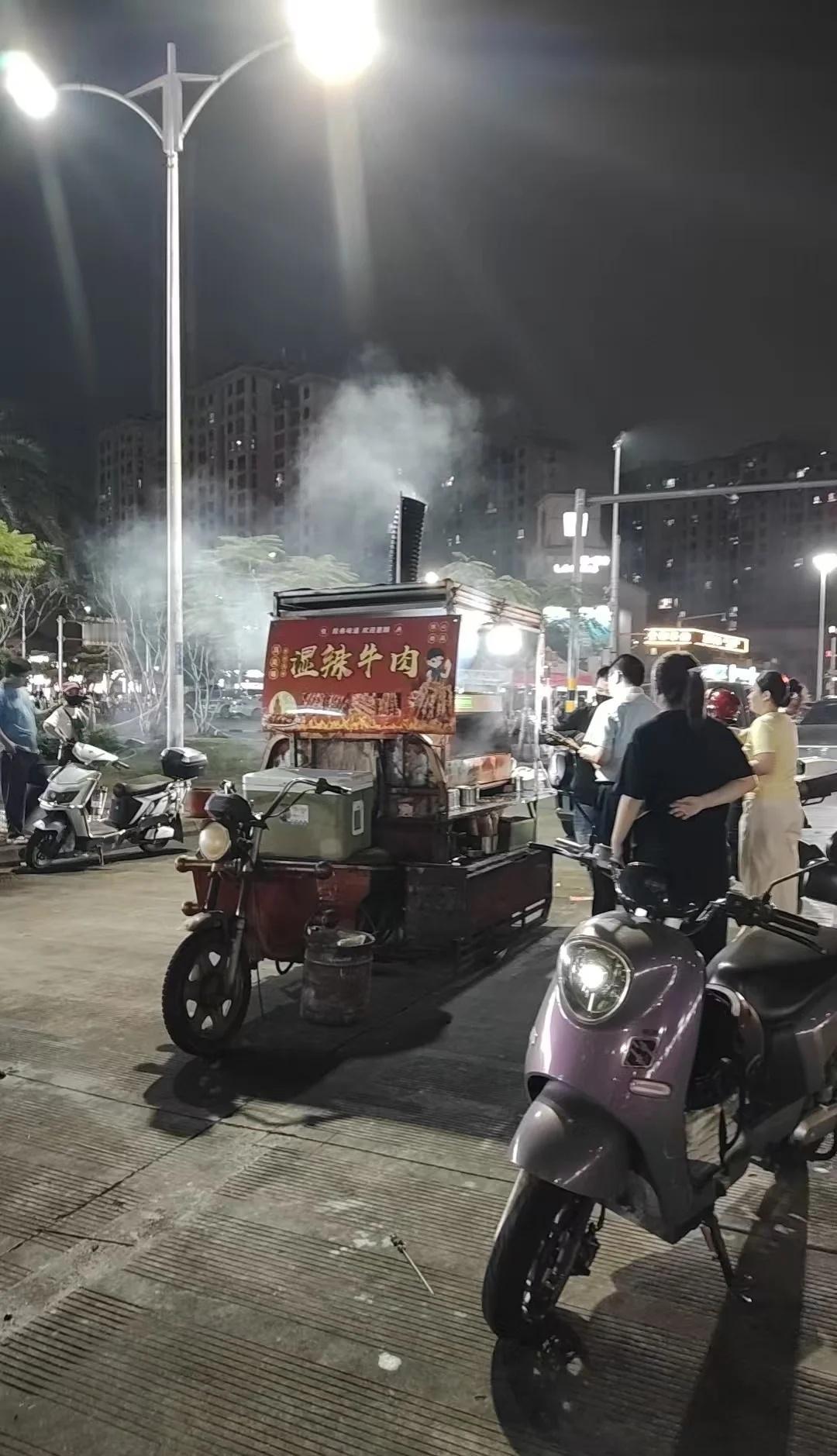 海口琼山椰博小学十字路口
给大家看下这是其中的一家烧烤 烟雾有多大
昨晚城管来了