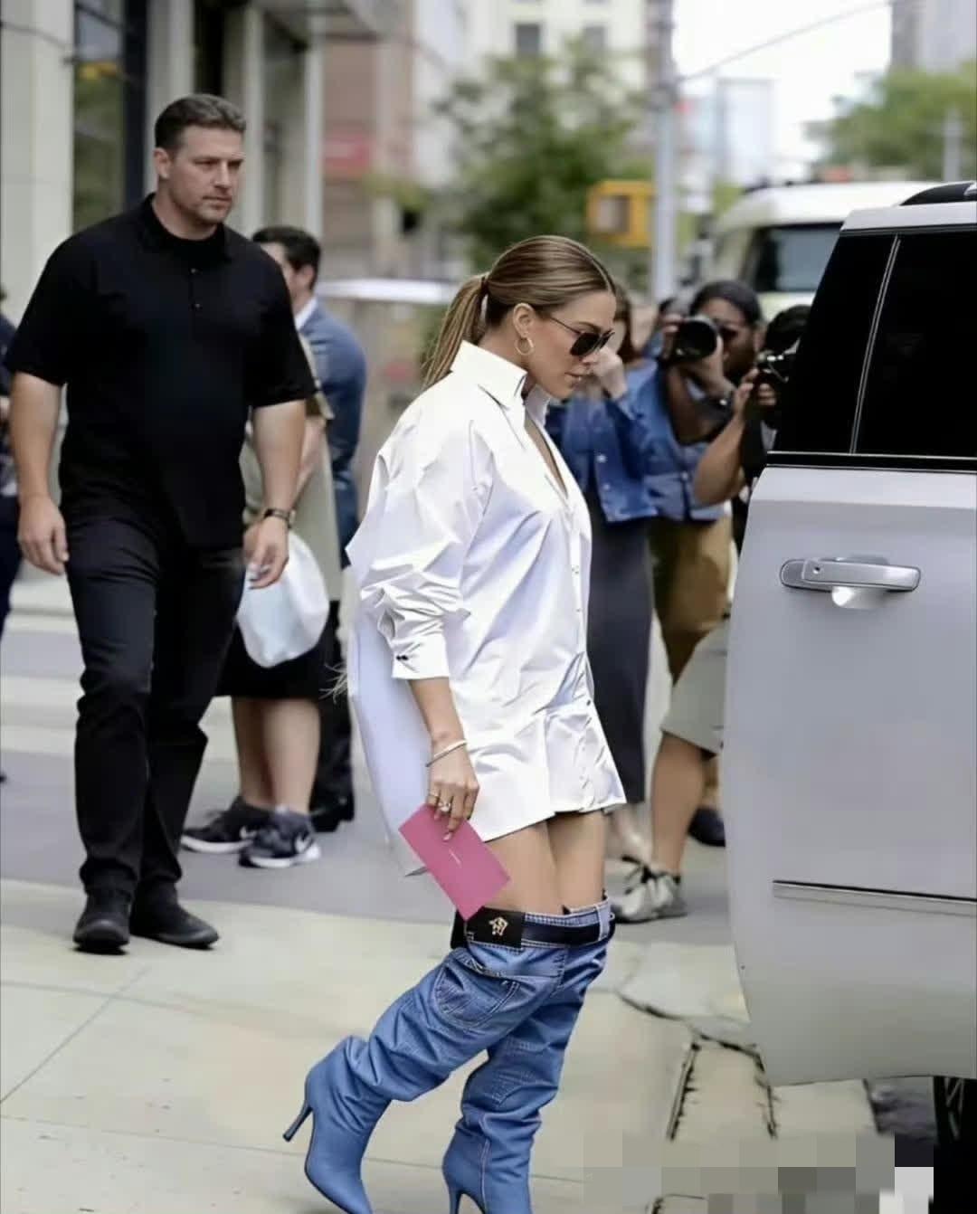 远看吓一跳，近看是一双靴子！这是什么奇葩的设计？真是欣赏不了！

您觉得好看吗？