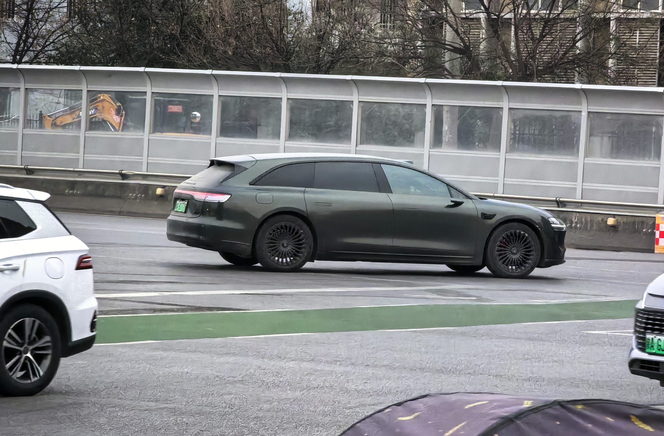 今天出门见到了一辆绿色享界S9T和一辆红色享界S9，享界越来越常见了，无论是轿车