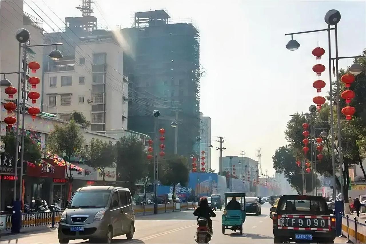 前段时间去了休宁县，大概晚上八点左右，和朋友一起去逛大街，发现街上行人却很少，还